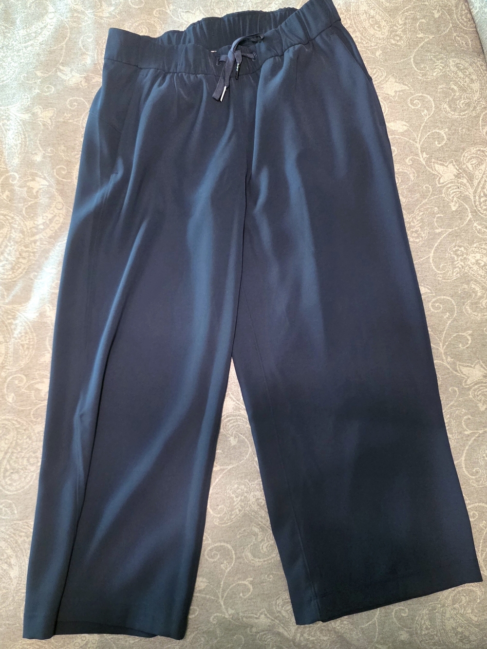 Lululenon On The Fly Wide Leg Crop Pants (Size 6)